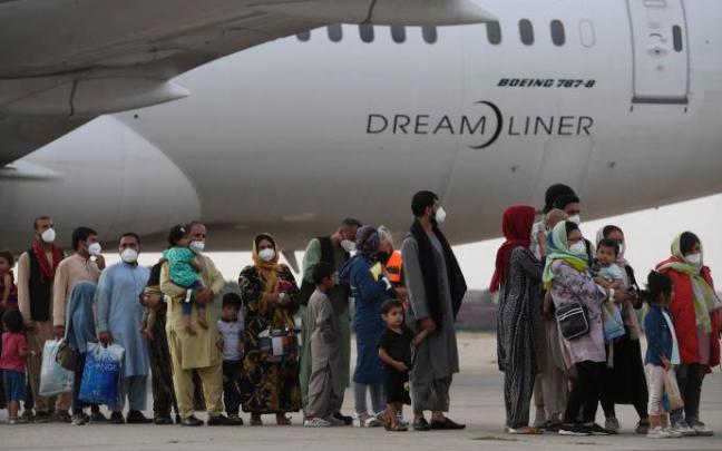 Afganos se disponen a subir a un avión en el aeropuerto de Kabul. Afganos se disponen a subir a un avión en el aeropuerto de Kabul.