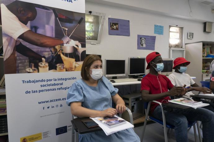 Varias personas de Acemm reciben un curso en las instalaciones