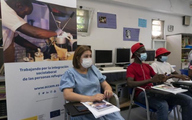 Varias personas de Acemm reciben un curso en las instalaciones