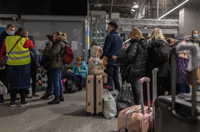 Varios refugiados ucranianos son asistidos por voluntarios en una estación de tren en Varsovia, Polonia.