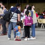 Una familia de refugiados, en la base de Torrejón. Foto: Efe