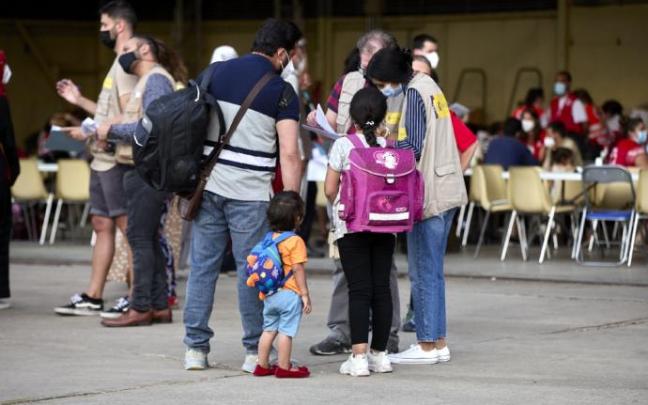 Una familia de refugiados, en la base de Torrejón. Foto: Efe Una familia de refugiados, en la base de Torrejón. Foto: Efe