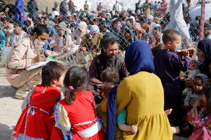 Refugiados afganos reunidos en la frontera entre Irán y Afganistán.