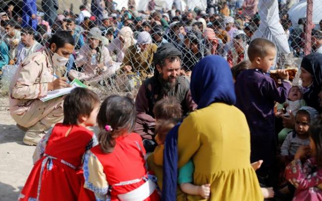 Refugiados afganos reunidos en la frontera entre Irán y Afganistán. Refugiados afganos reunidos en la frontera entre Irán y Afganistán.