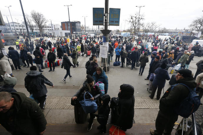 Refugiados ucranianos, en la estación de trenes de L'Viv, en Ucrania.