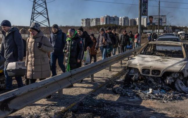 Ciudadanos de Irpin abandonan la ciudad a través de un corredor humanitario