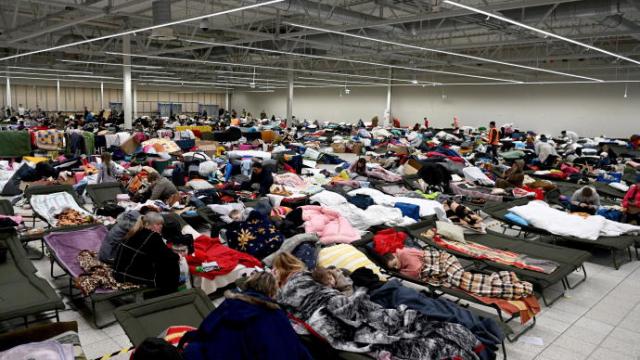 ACNUR calcula que hasta 4 millones de ucranianos podrían abandonar su país huyendo de la guerra