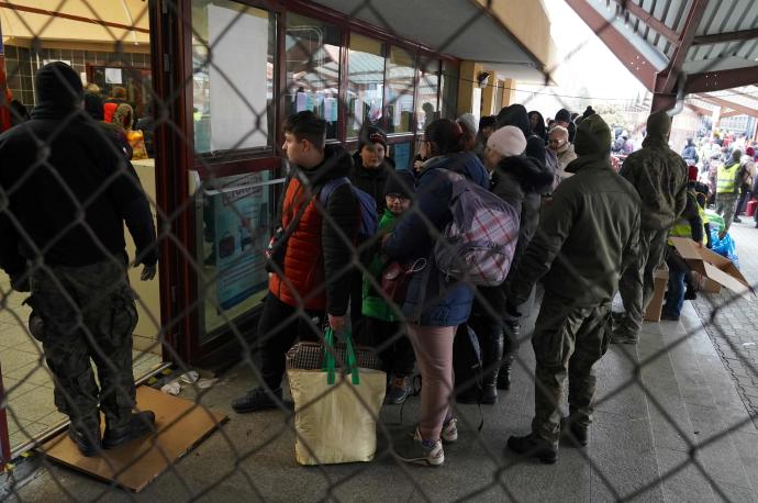 Refugiados ucranianos a su llegada a la estación de Przemysl, en Polonia.