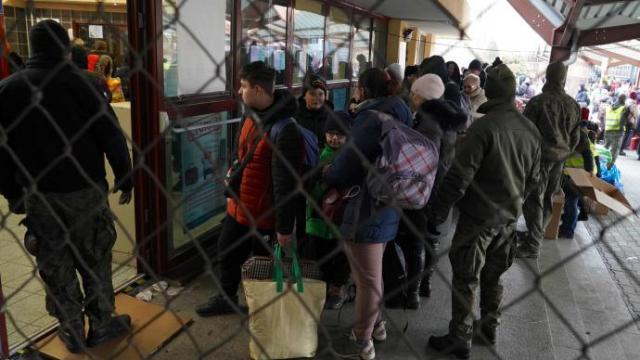 Refugiados ucranianos a su llegada a la estación de Przemysl, en Polonia.
