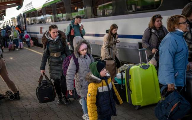 Un grupo de refugiados ucranianos sube a un tren en la estación de Przemysl, Polonia. Un grupo de refugiados ucranianos sube a un tren en la estación de Przemysl, Polonia.