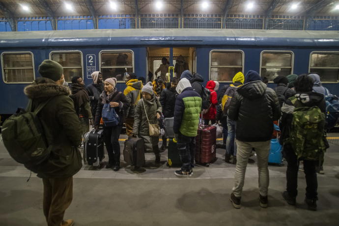 Un grupo de refugiados ucranianos a su llegada a Budapest.