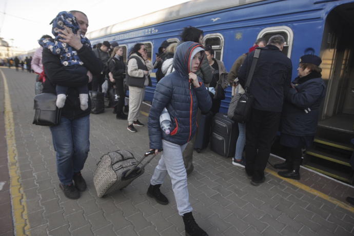 Refugiados ucranianos suben a un tren con destino Polonia en Odesa.