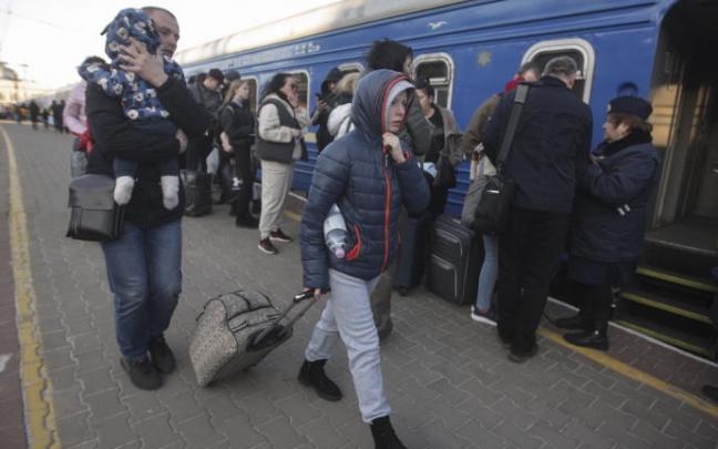 Refugiados ucranianos suben a un tren con destino Polonia en Odesa.