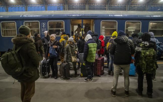 Un grupo de refugiados ucranianos a su llegada a Budapest.