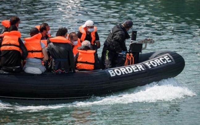 Una patrullera de la guardia fronteriza británica traslada a tierra a migrantes interceptados Una patrullera de la guardia fronteriza británica traslada a tierra a migrantes interceptados