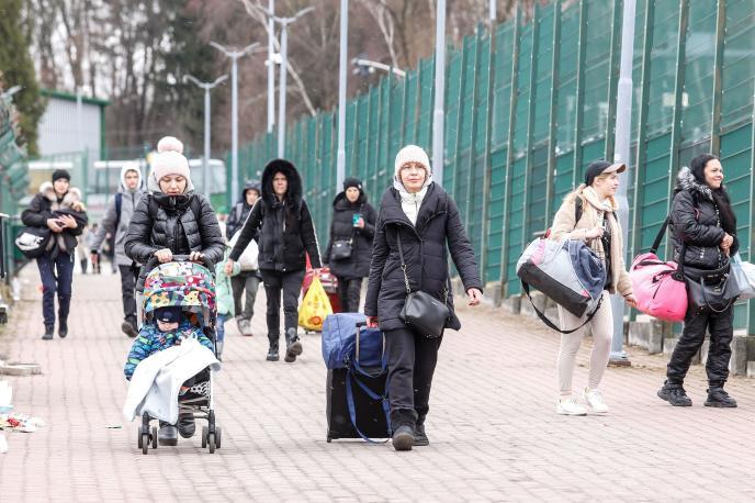 Refugiados ucranianos, en la frontera con Polonia.