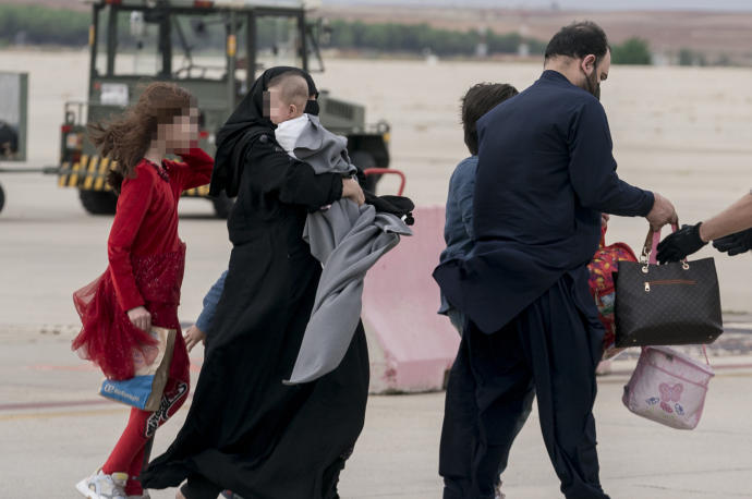 Varios refugiados afganos a su llegada a Torrejón.