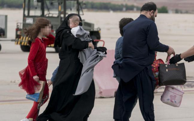Varios refugiados afganos a su llegada a Torrejón. Varios refugiados afganos a su llegada a Torrejón.