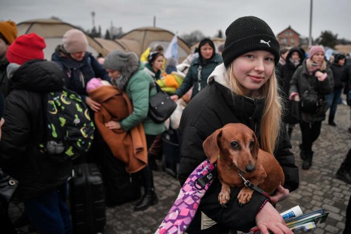 Una refugiada polaca sostiene a su perro en Medyka, al sur de Polonia.