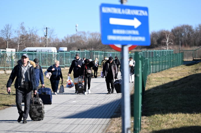 Ciudadanos ucranianos atravesando la frontera con Polonia