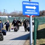 Ciudadanos ucranianos atravesando la frontera con Polonia