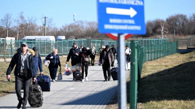 Ciudadanos ucranianos atravesando la frontera con Polonia