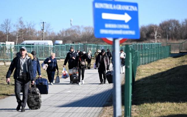 Ciudadanos ucranianos atravesando la frontera con Polonia
