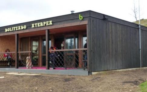 El edificio está a pocos metros de la cumbre.