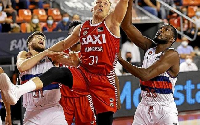 Valtonen recoge un rebote ofensivo ante al impotencia de Giedraitis y Nnoko. Foto: Área 11