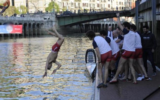 La tripulación de Deusto festejando el triunfo de 2019 La tripulación de Deusto festejando el triunfo de 2019