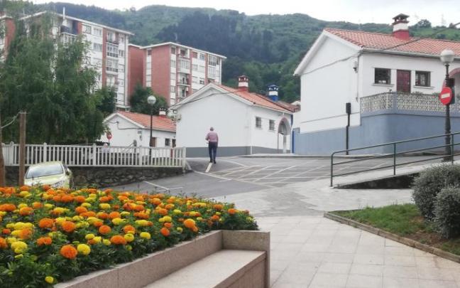 Un vecino pasea por las casas adosadas del barrio.