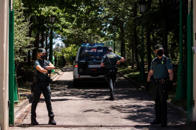 Guardia Civil en la mansión de Moreno durante el registro en el que se han encontrado 200.000 euros