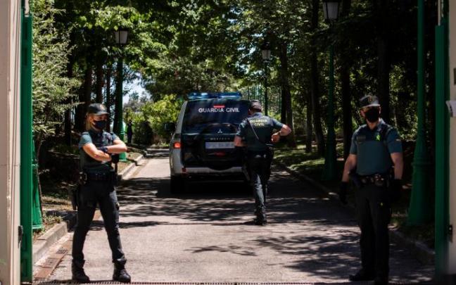 Guardia Civil en la mansión de Moreno durante el registro en el que se han encontrado 200.000 euros Guardia Civil en la mansión de Moreno durante el registro en el que se han encontrado 200.000 euros