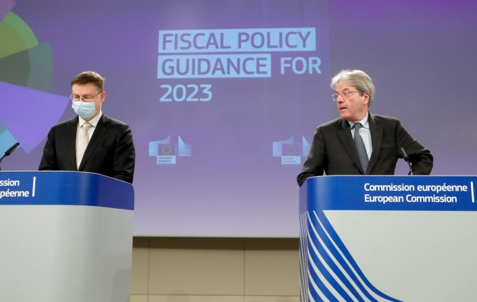 Valdis Dombrovskis y Paolo Gentiloni, ayer martes, en Bruselas.