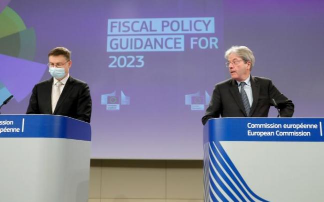Valdis Dombrovskis y Paolo Gentiloni, ayer martes, en Bruselas.