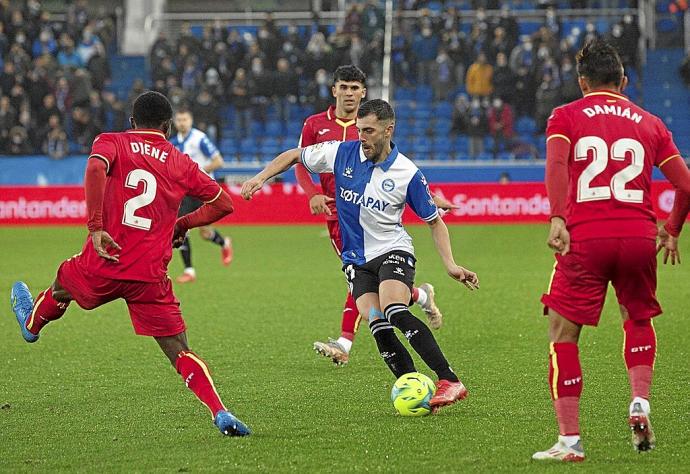 Rioja, ante Djene y Damián Suárez durante el empate de la pasada jornada contra el Getafe. Foto: Josu Chavarri