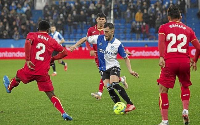 Rioja, ante Djene y Damián Suárez durante el empate de la pasada jornada contra el Getafe. Foto: Josu Chavarri Rioja, ante Djene y Damián Suárez durante el empate de la pasada jornada contra el Getafe. Foto: Josu Chavarri
