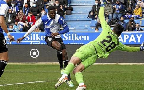 Loum bate la portería de Mamardashvili en el primer tanto del Alavés. Foto: Alex Larretxi