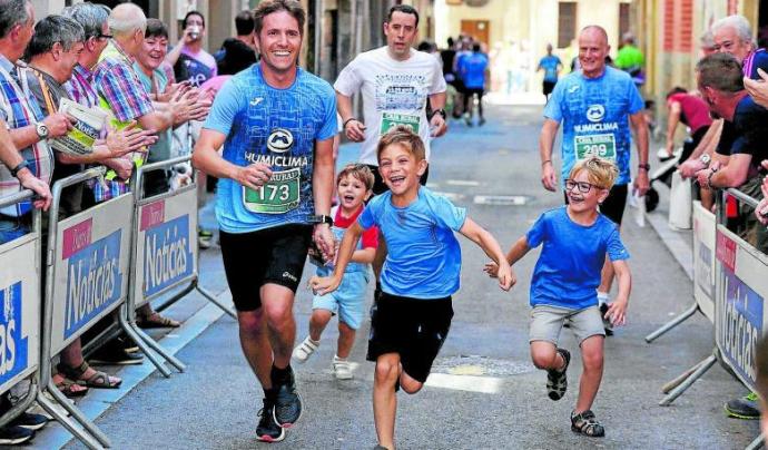 Uno de los participantes vuelve al punto de inicio de la carrera con sus hijos.