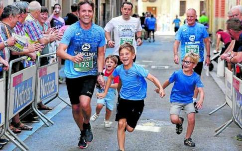 Uno de los participantes vuelve al punto de inicio de la carrera con sus hijos.