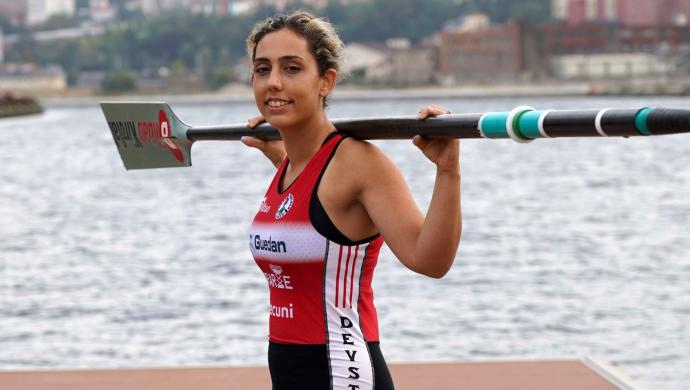 Soraya Martínez posa a orillas de la ría con la equipación de Deusto, que el domingo afrontará la segunda jornada de la Bandera de La Concha.