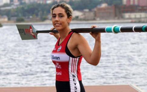 Soraya Martínez posa a orillas de la ría con la equipación de Deusto, que el domingo afrontará la segunda jornada de la Bandera de La Concha.