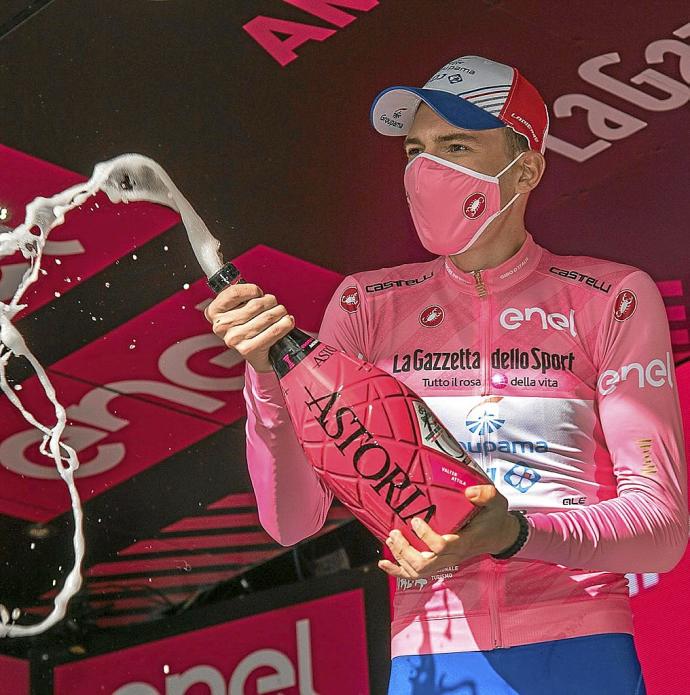 El húngaro Attila Valter celebra en el podio su liderato en el Giro. Foto: Efe