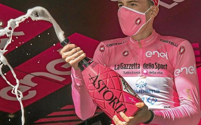 El húngaro Attila Valter celebra en el podio su liderato en el Giro. Foto: Efe