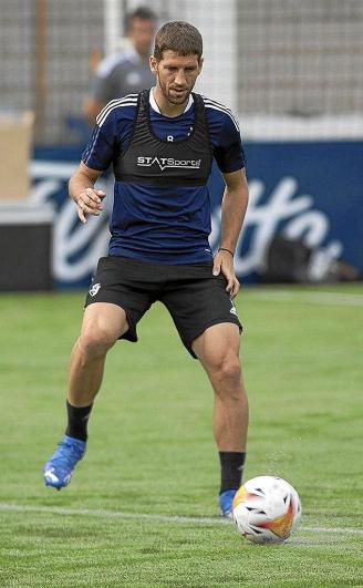 Darko Brasanac, concentrado en el balón, en el entrenamiento de ayer.