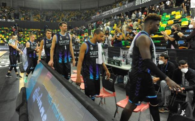 El covid-19 ha vuelto a introducirse en el vestuario del Surne Bilbao Basket.