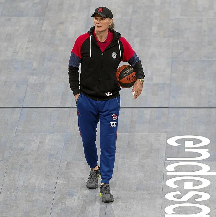 Dusko Ivanovic, durante el entrenamiento vespertino de ayer. Foto: Baskonia