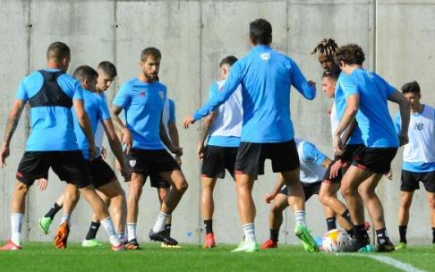 Iñigo Martínez, junto a varios de sus compañeros, en Lezama.