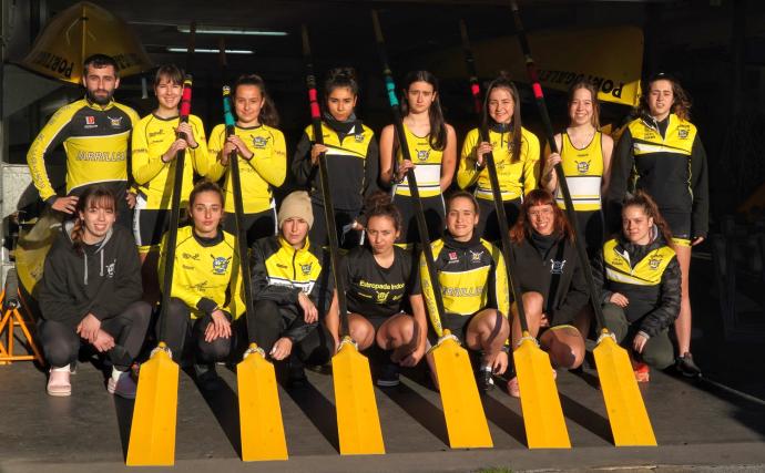 La embarcación de la 'Jarrillera' posa para DEIA antes de un entrenamiento.