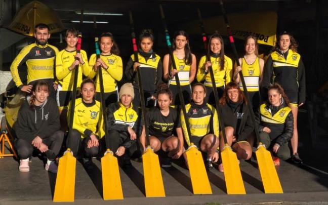 La embarcación de la 'Jarrillera' posa para DEIA antes de un entrenamiento.